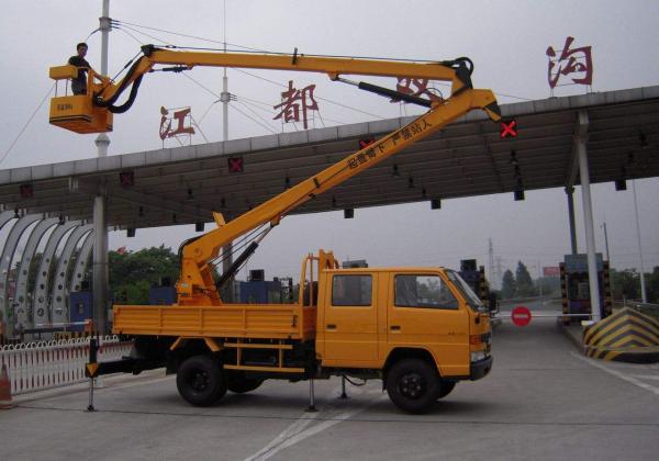 曲臂式升降机16（曲臂式升降机多少钱一天）